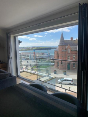Penthouse Apartment - Town Centre, Sea Views, Secure Parking